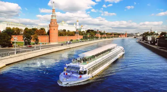 Выпускной на теплоходе по Москве-реке с праздничным фуршетом, музыкой и аниматором